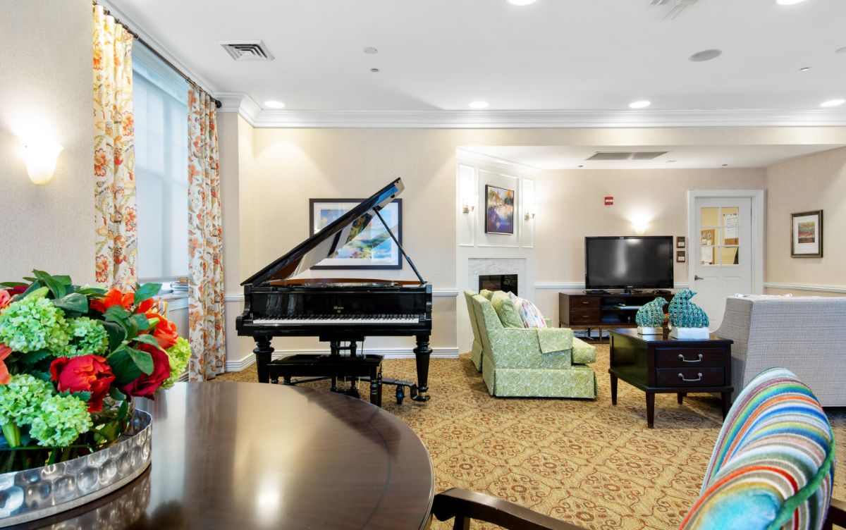 Sunrise of Lincoln Park | Living Room